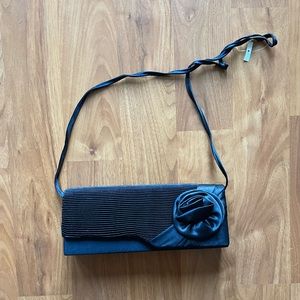 Black rose, pleated design crossbody bag
